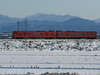120223 赤い普通列車と白い景色.jpg