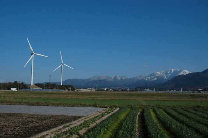 090315 大山町の風車と北壁.jpg