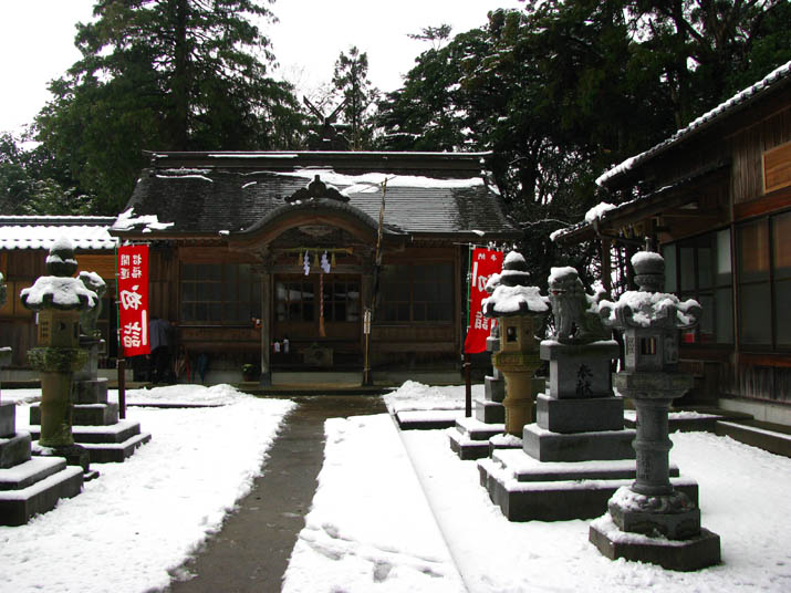 120105 雪に覆われた三輪神社の境内.jpg