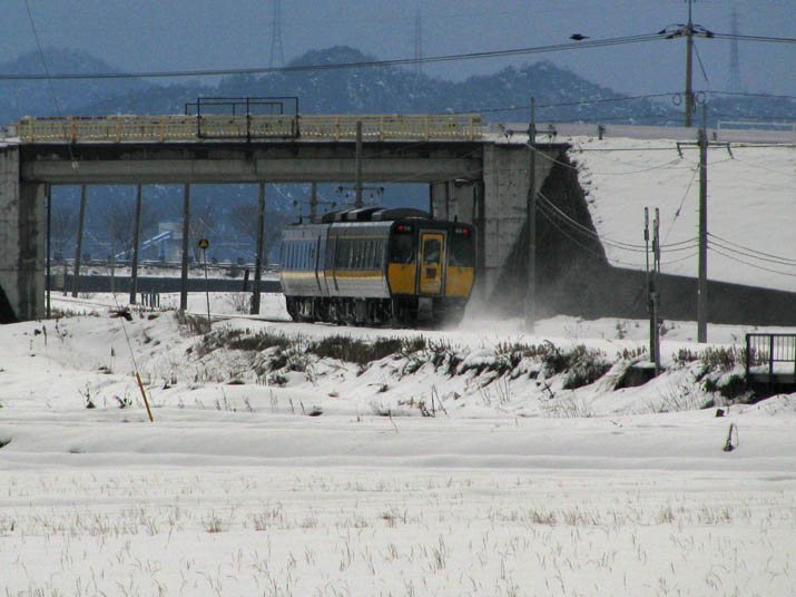 120126 雪原の特急列車.jpg