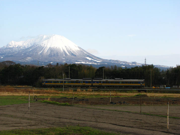 120219 大山と特急列車.jpg