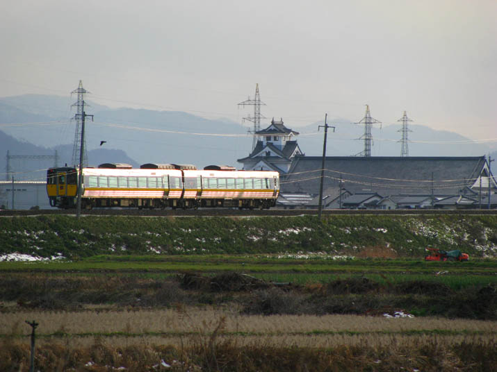 120313 特急列車と寿城.jpg