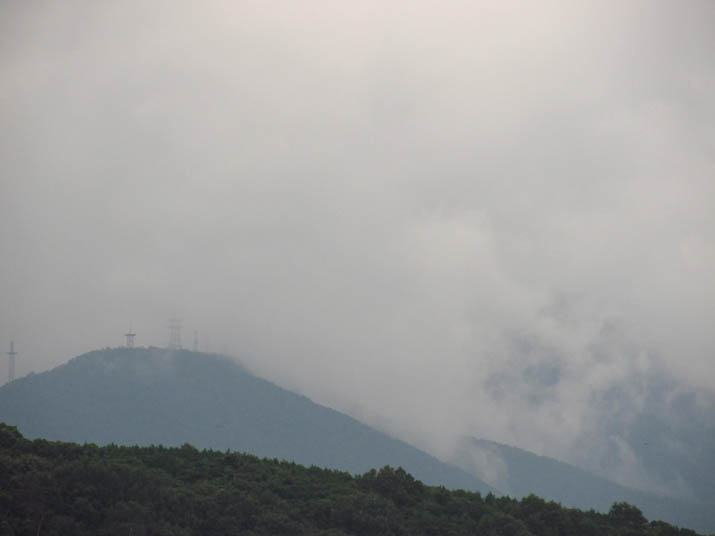 120813 孝霊山と電波塔の山.jpg