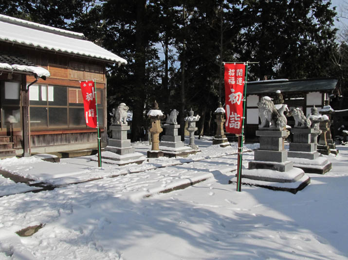 130105 雪の境内 三輪神社.jpg