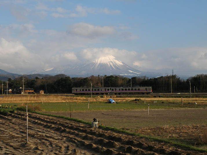 140221 大山と普通列車.jpg