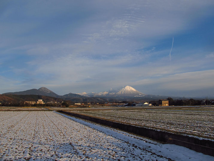 141231 積雪の田と大山.jpg